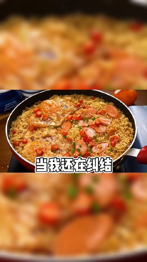 年轻人算是把方便面玩明白了 他们不仅能用方便面修马桶、生火……甚至还能造把吉他出来。这届年