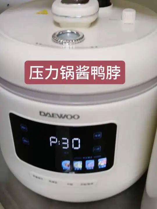 家里8天没开火了,今天用压力锅酱鸭脖,炖带鱼炒蒜毫