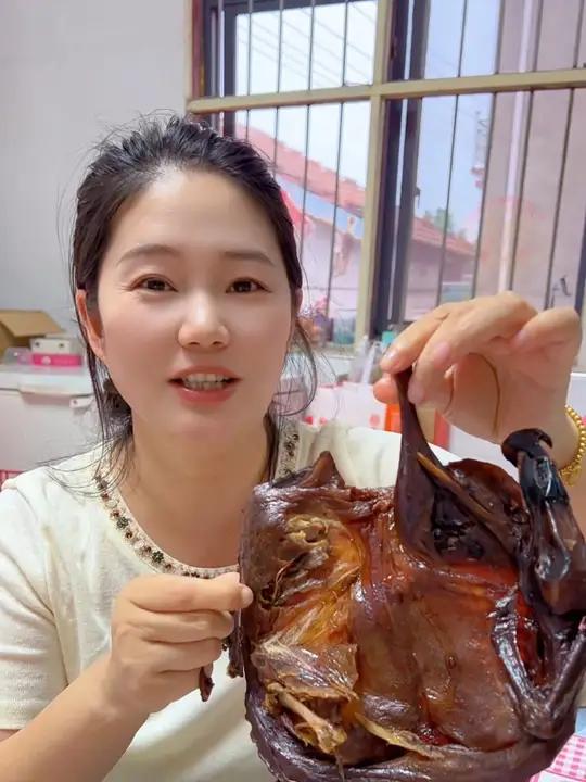 晨晨家乡的特色手撕酱板鸭真的太好吃了,肉质紧实非常有嚼劲,越嚼越香,微辣的偏卤香味,重辣的