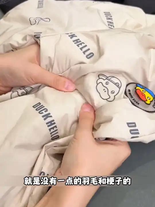 冬天别再给孩子穿的里三层外三层了,这个 羽绒裤 一条过冬,还是小黄鸭的品牌的,轻薄保暖不笨