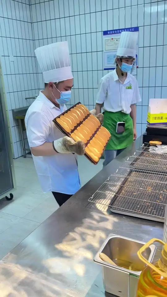 原来草鸡蛋糕 这么好吃桂林美食推荐鲍加兵糕点好吃不贵经济实惠