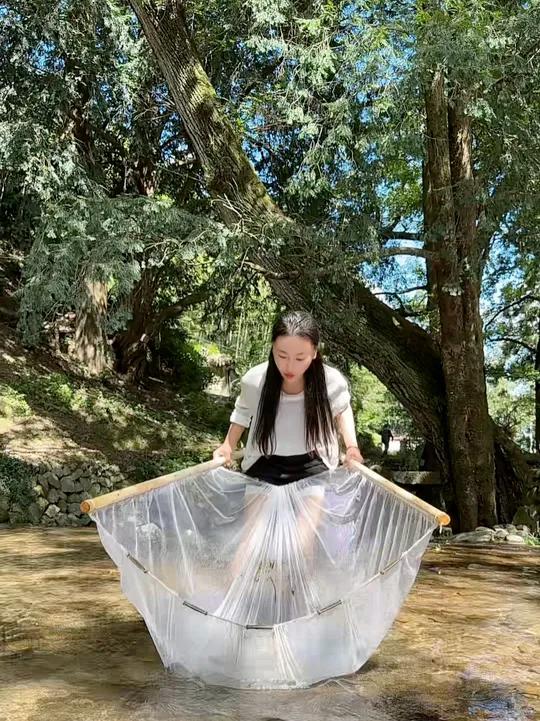 山村生活就是小溪网鱼,野生的小石斑真的超美味