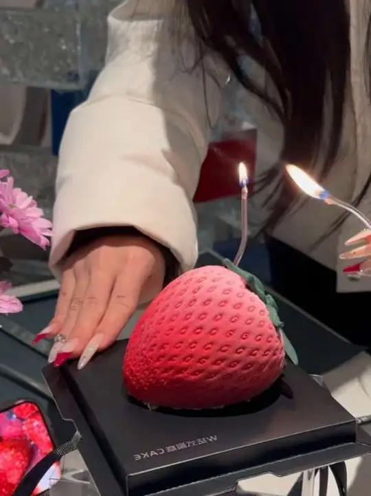 天的第一颗草莓太有仪式感了,有想吃的吗#草莓蛋糕送女生礼物 #甜品治愈一切送女生礼物