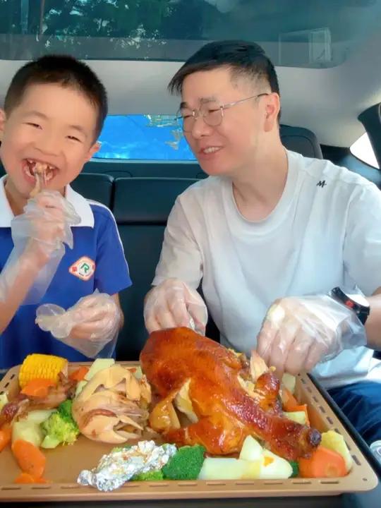80后老父亲给小学生送饭第292天 家有小学生,中午去学校给儿子送饭,今天午餐没做菜,给儿
