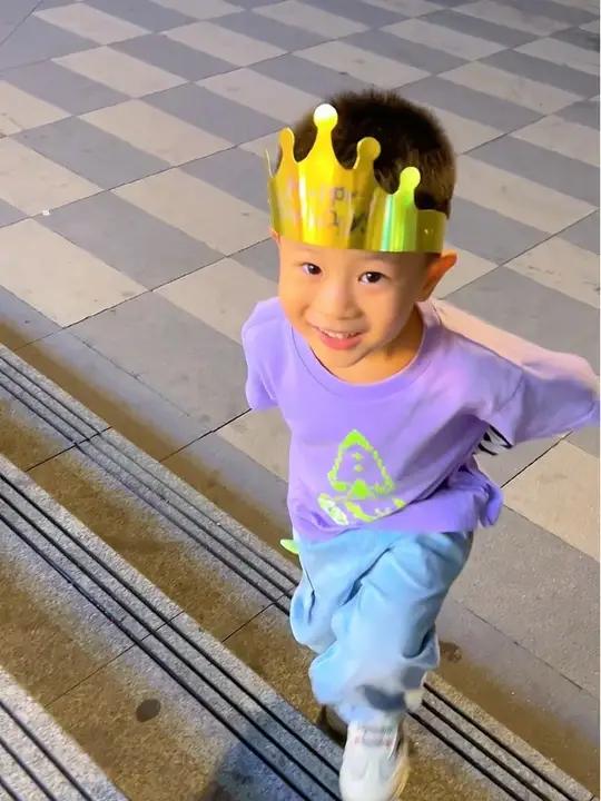 是不是每个小朋友都盼望着过生日啊?借着外婆的生日帽戴着不愿意摘下来了,说明天是他的生日,他