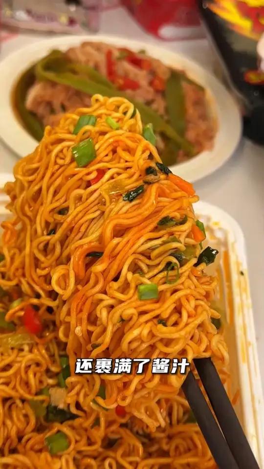 这个香港 公仔面 的 炒面王 太好吃了!半夜饿了馋了来上一盒真的超满足!