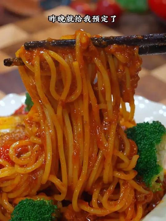 孩子上学的早餐昨晚就跟我预定了这个番茄肉酱意面,浓郁的肉酱料 足,孩子每次都吃光盘
