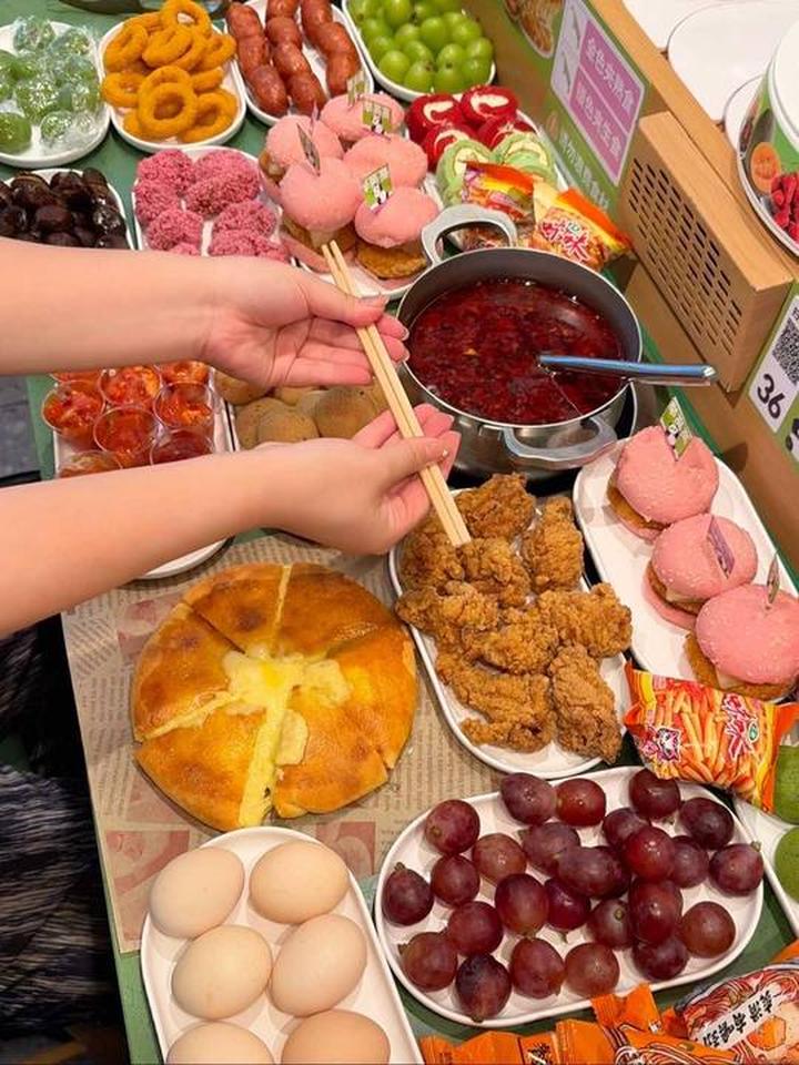 大学生勇闯自助小火锅!