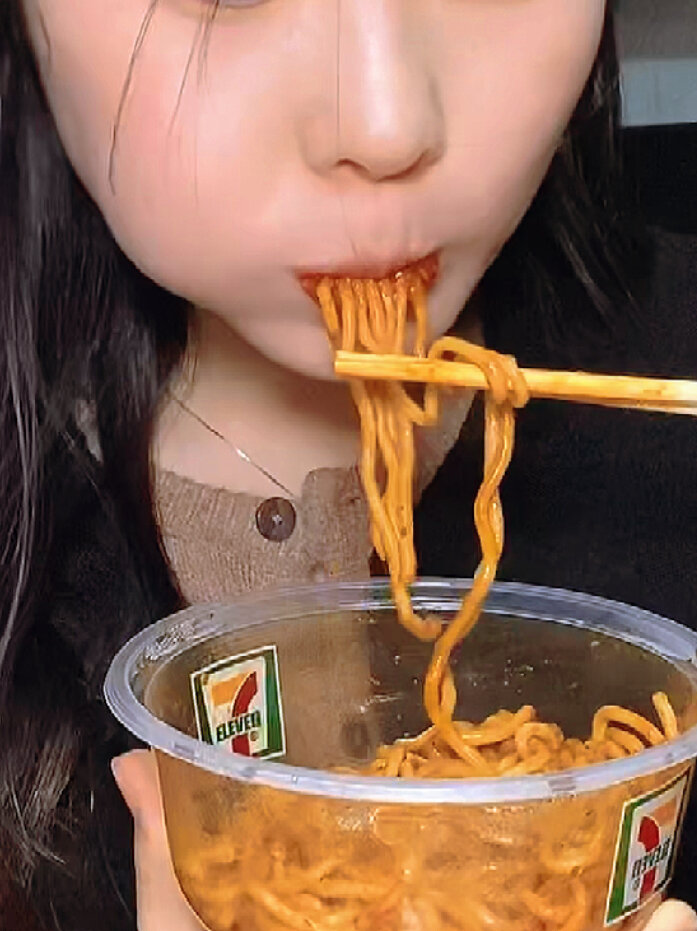 终于吃麻麻香 依旧那么喜欢吃711的车仔面