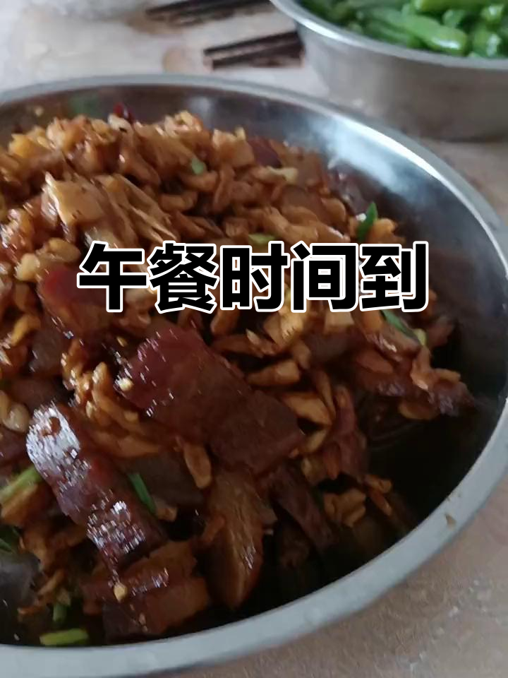 中午吃饭啦!萝卜干炒腊肉,藕片也快吃吧