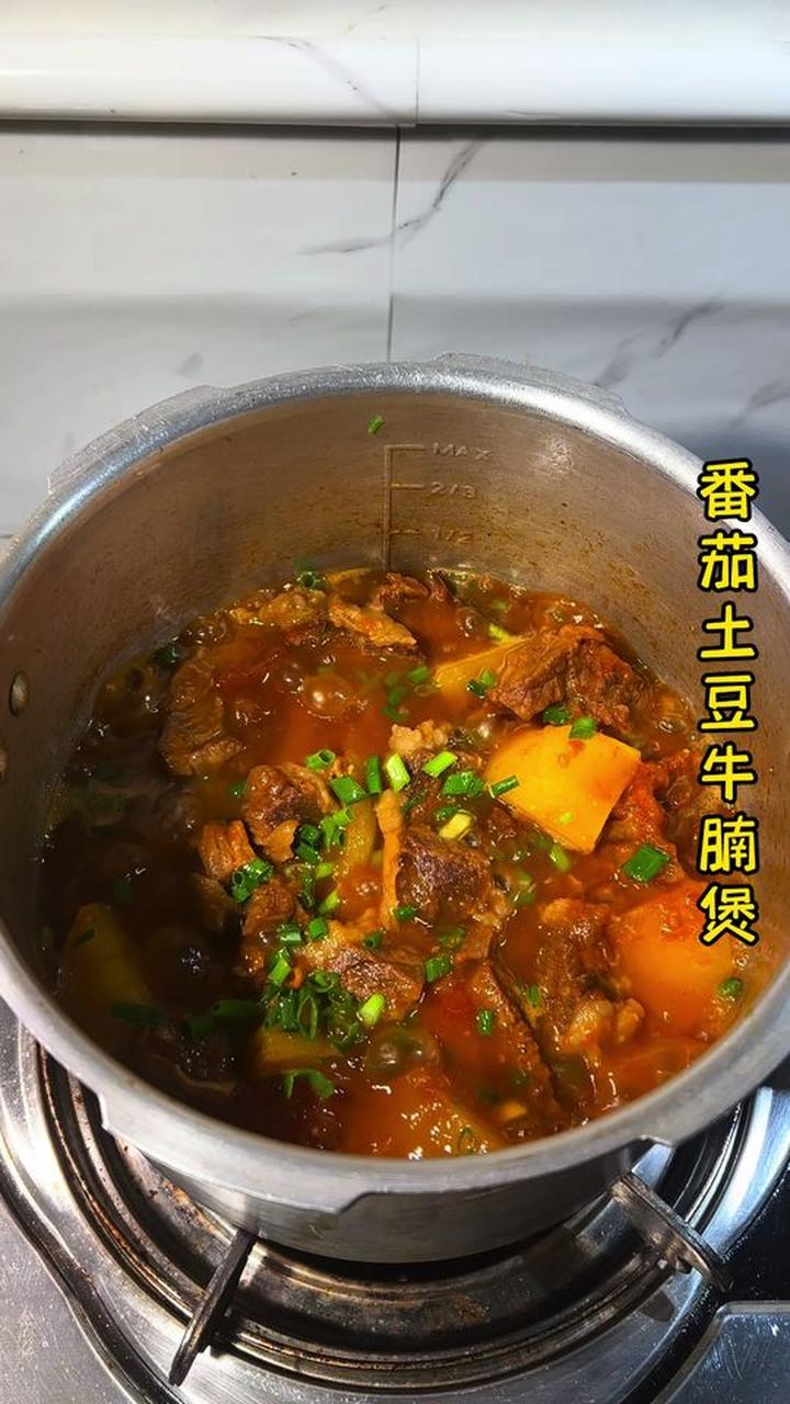 番茄土豆牛腩煲，软烂入味汤汁浓超下饭