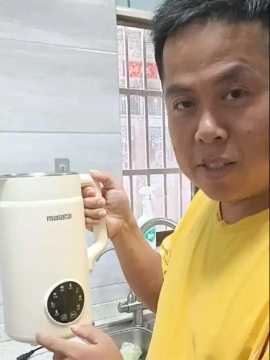这破壁豆浆机榨玉米汁也挺方便,不用过滤,没有渣子,直接喝