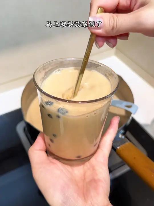 今天做了最近很火的香橙珍珠奶茶，小朋友说比外面的还要好喝，在家也能实现奶茶自由，自己做的好