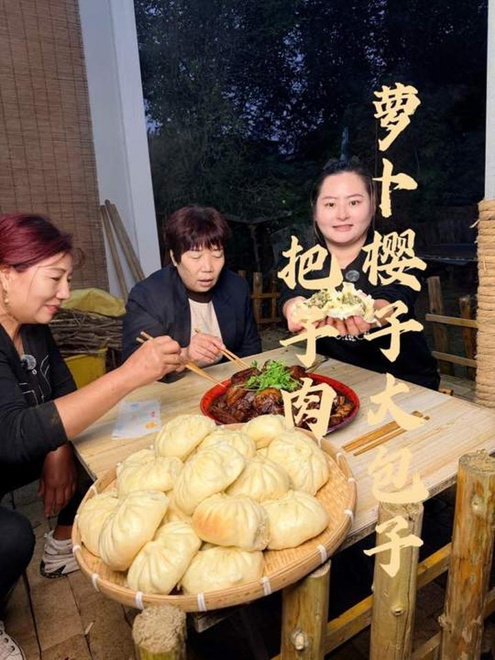俺妈做炖的把子肉配上这萝卜缨子大包子太有食欲了！