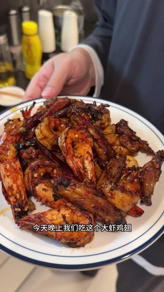 大虾炒鸡翅与辣牛肉海鲜汤,超下饭!
