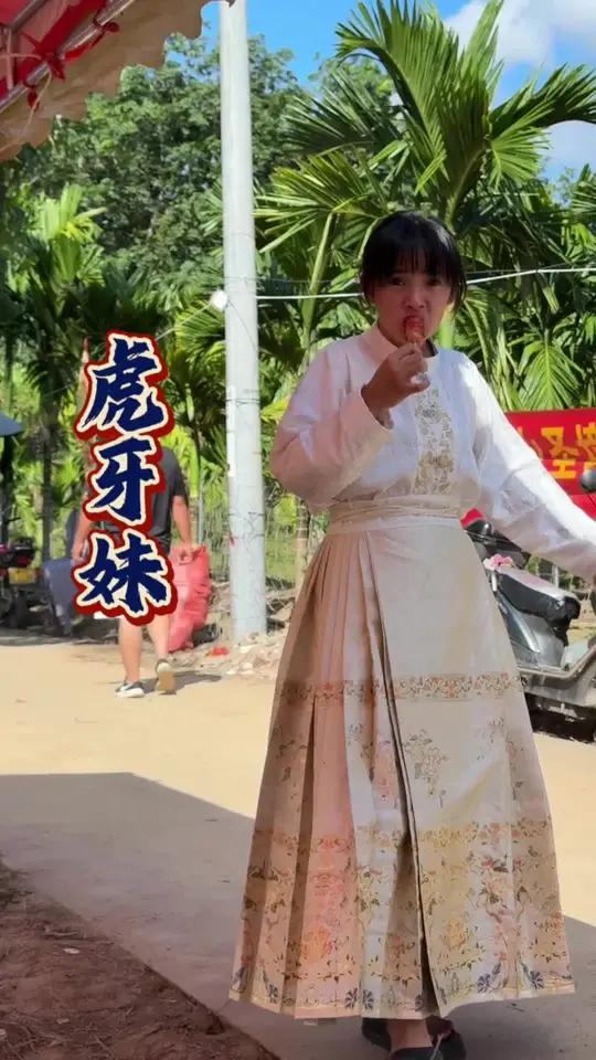 爱吃烤肠的虎牙妹 虎牙妹内容启发搜索非遗合伙人太香啦虎牙妹吃东西都这么可爱