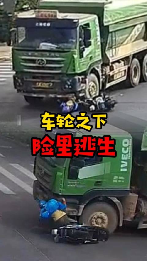 双方都不减速小哥连人带车撞进大车前轮 近日,云南玉溪红塔区某路口时,一外卖小哥骑电动车与一
