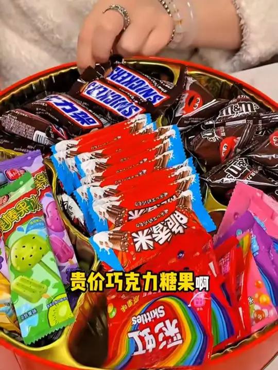 德芙德芙,年年得福!德芙出的新春糖果巧克力礼盒也太好吃了!打开还是一个现成的糖盒!