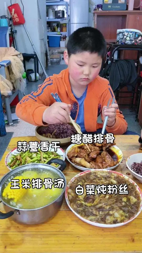 #萌娃干饭日常 #家常菜分享 #玉米排骨汤 #白菜炒粉丝 干饭王建哥他回来啦!#真实生活分