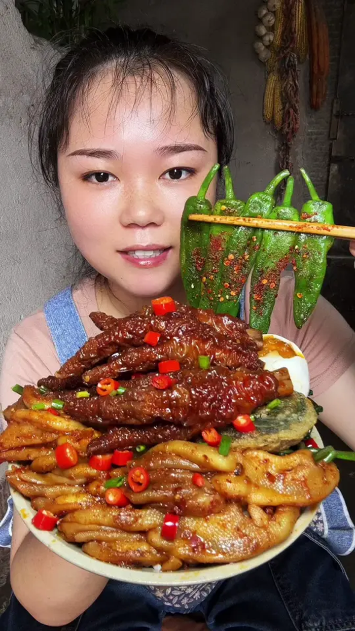 农村家常菜虎皮鸡爪、脱骨鸭爪,煎辣椒看着好有食欲,吃着更满足