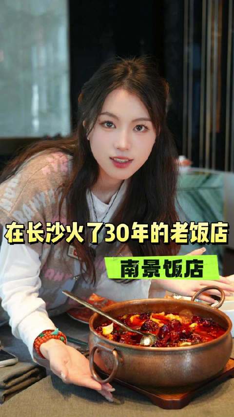「烟火可亲:吃完这桌菜,想去约会了」如果春天有味道,那必然是鲜和嫩。招牌脆皮鸡主打一个酥,