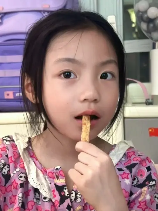 吃东西竟能吃出一堆表情包?太有趣了!
