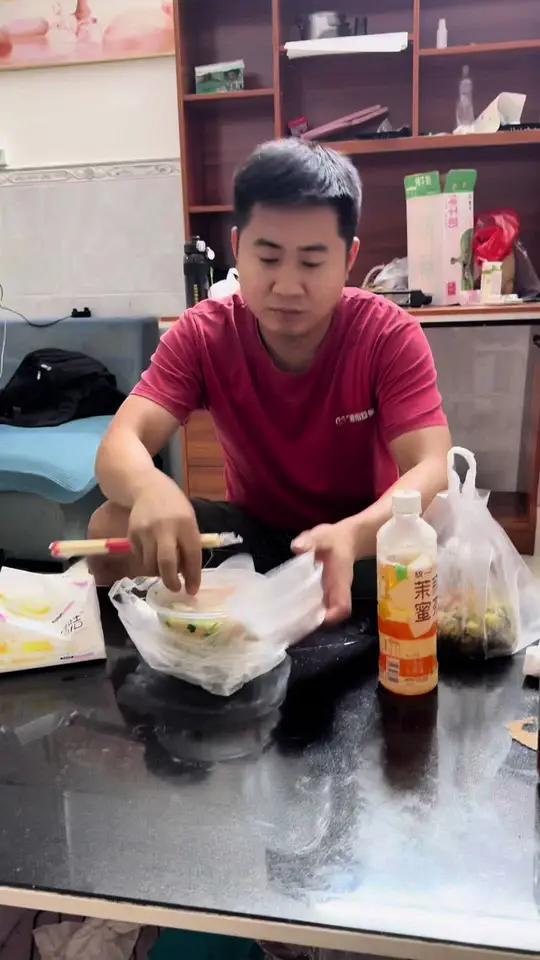 老公叫我少听网上的人说，他说没有在外面偷吃过，在我面前发誓说他只是贪玩而已，如果有的话也会