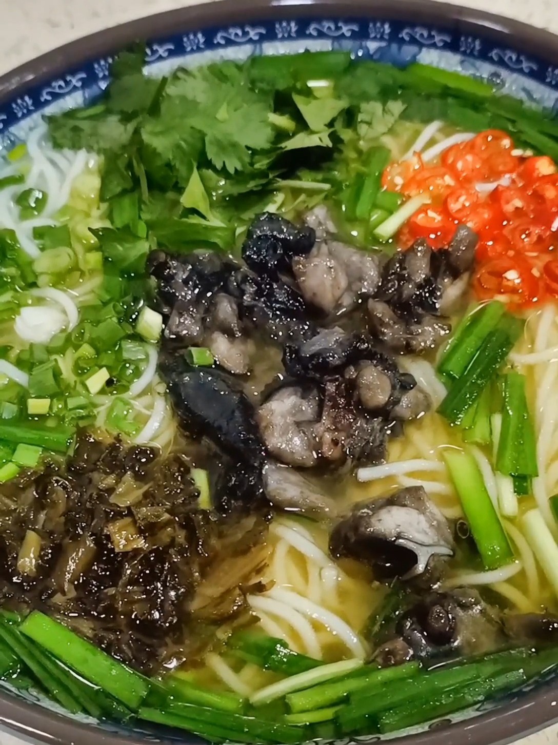 特色油卤乌鸡米线