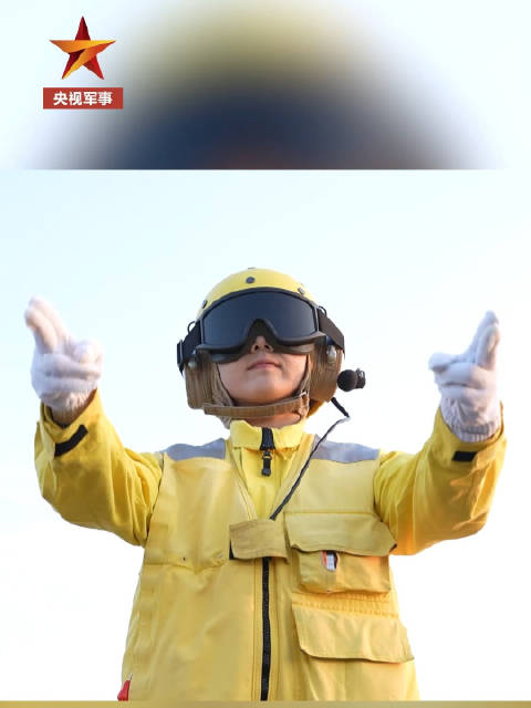 「辽宁舰女兵梦想集齐7色战衣「加油」」辽宁舰女兵刘咪咪,上舰两年多,先后担任过起降信号员、