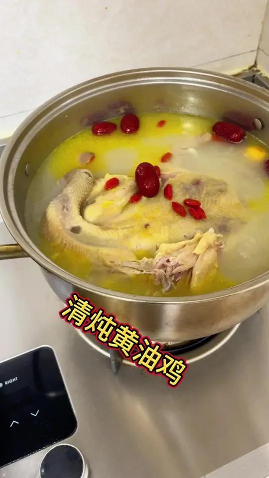 过年的餐桌上怎么能少了这道,清炖老母鸡,汤鲜味美