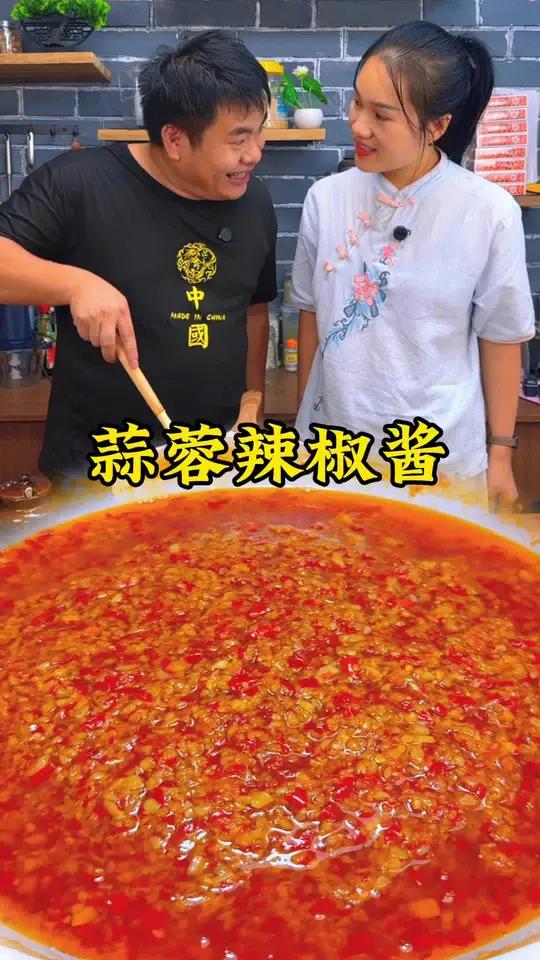 小妮子做的辣椒酱很容易就发霉了，今天教她一个方法，能让辣椒酱保存更久一点