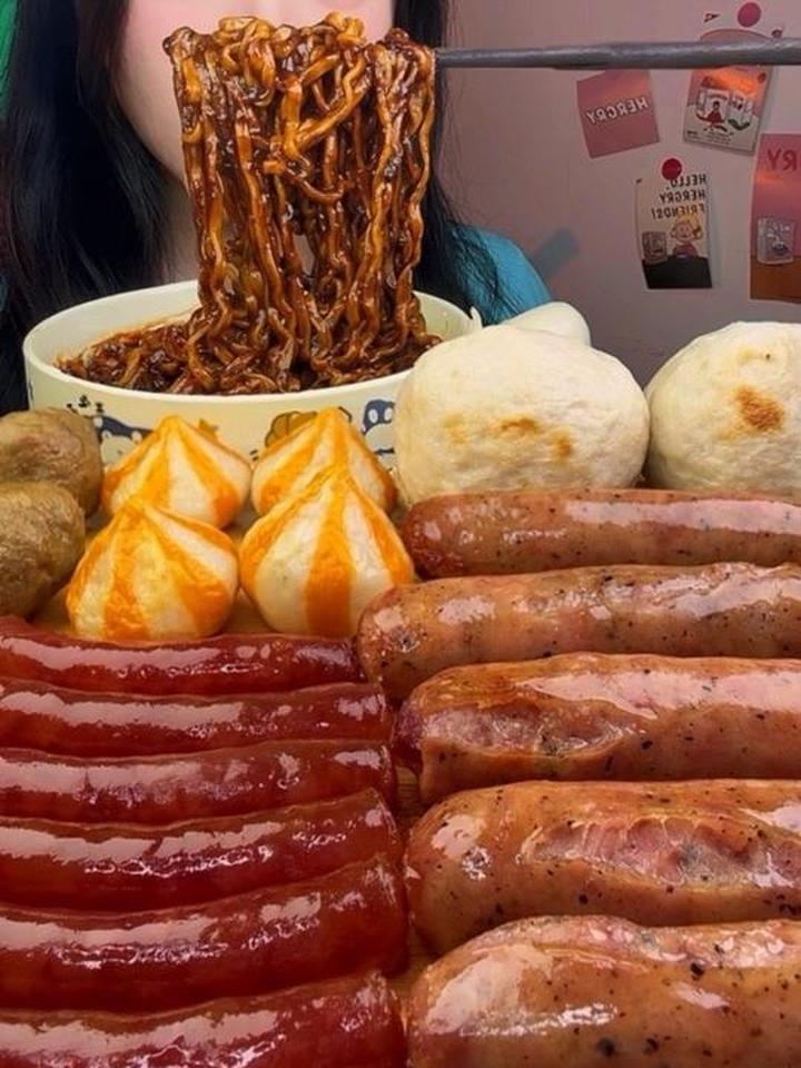 黏糊糊炸酱面 爆汁烤肠丸子拼盘吃吃