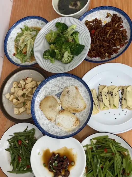 今天买了一口五花肉做了九菜一汤,都是硬菜!