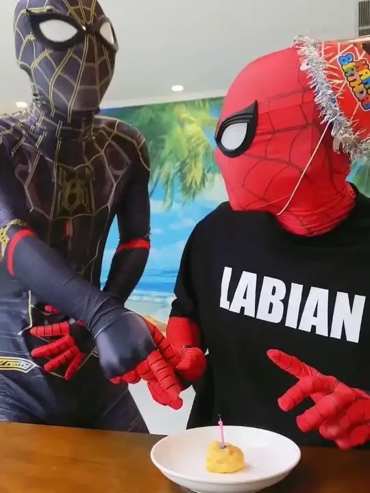 搞笑视频：蜘蛛侠蛋糕小引兄弟嘲笑，是故意安排还是另藏惊喜？