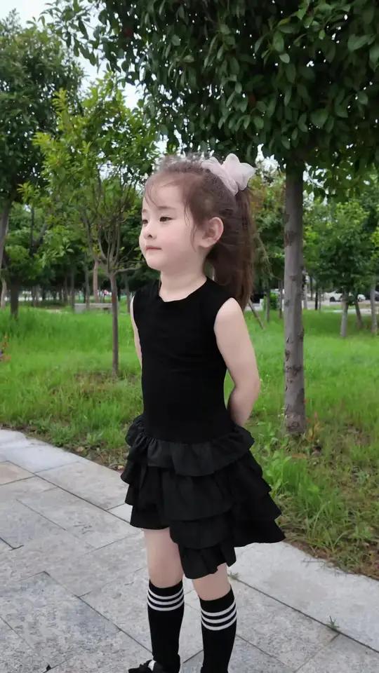 自带高级感的赫本风小黑裙～女儿穿上完全被惊艳了!蓬蓬的蛋糕裙摆就像跳芭蕾舞一样～真的绝美!