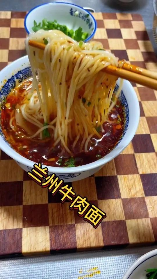 不用出门就可以,吃到正宗兰州牛肉面,面条也是半干的,简单也方便味道还好吃