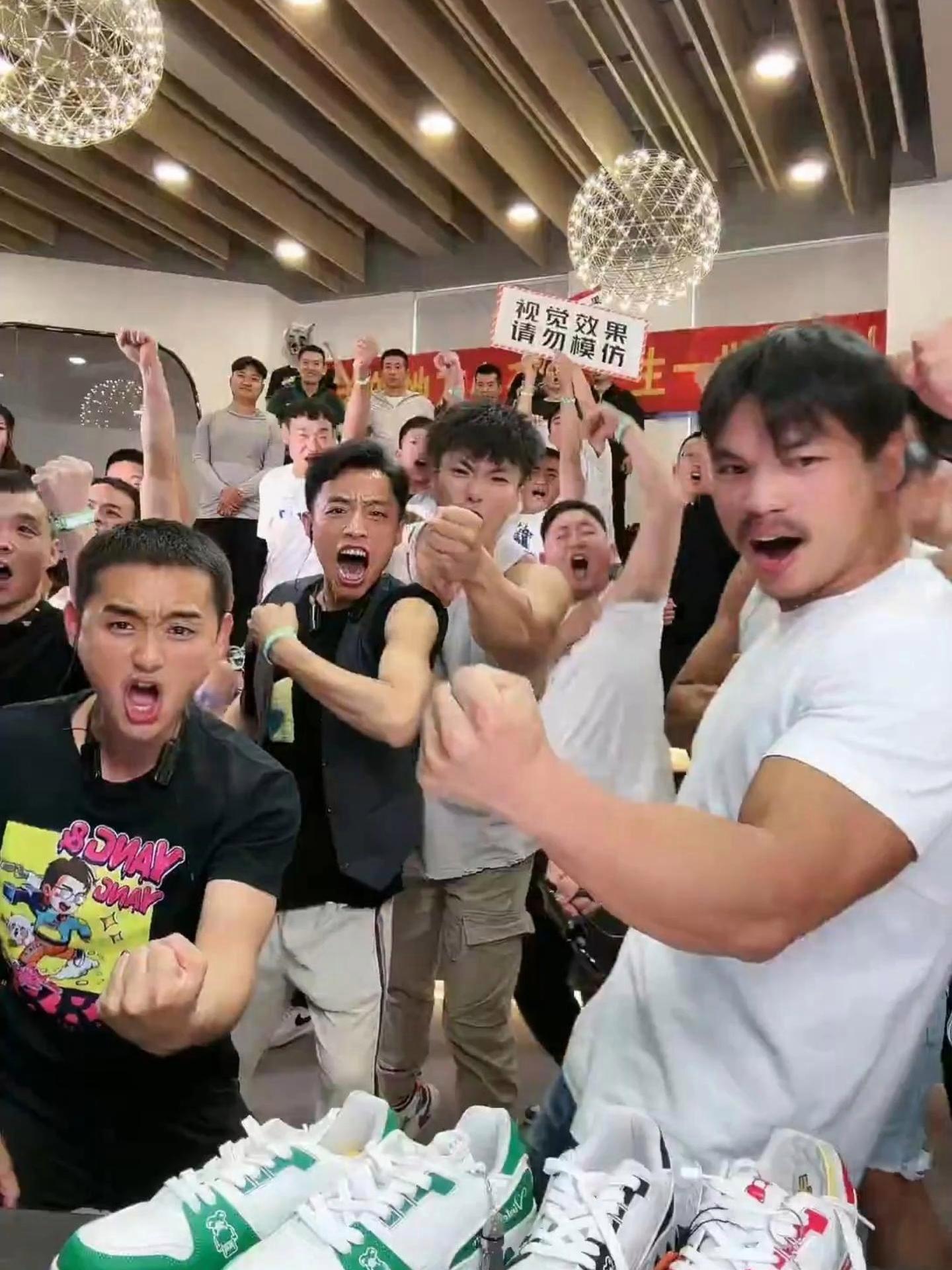 嘴哥,小B仔,乌鸡哥 在天奇直播间大秀活肌肉挑战 单手俯卧撑 疯狂小杨哥 嘴哥 三只羊网络
