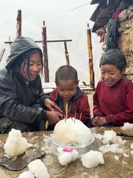 大雪封山德才嫂家日常:撵羊+雪蛋糕+专属方便面