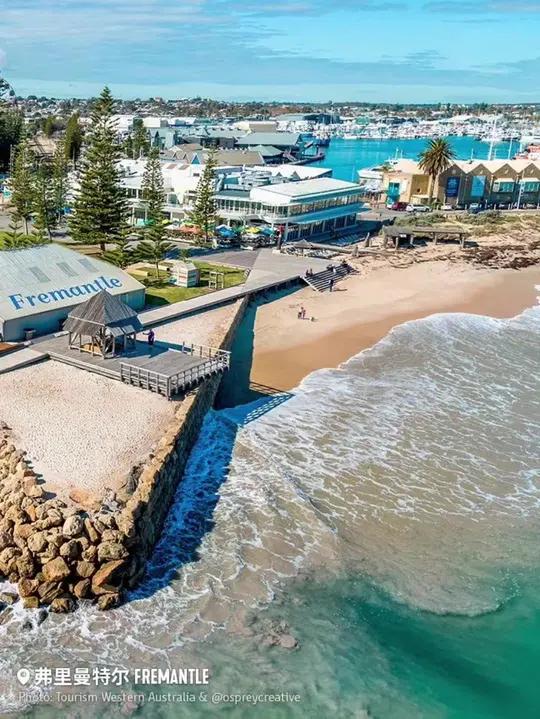 珀斯遗世于澳大利亚的西边，被辽阔的自然所环抱。城中绿植、碧海白沙、迷人的小酒馆，距离你均仅