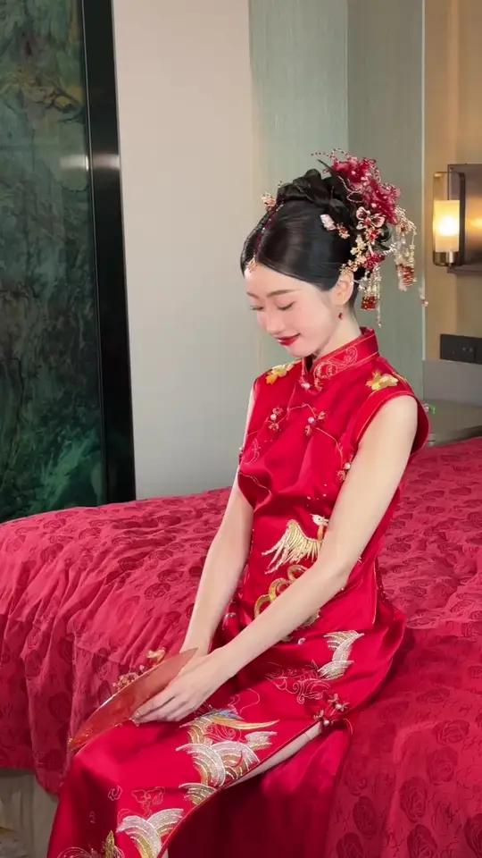 接亲穿旗袍搭配富贵可爱头饰，中式风格太惊艳！
