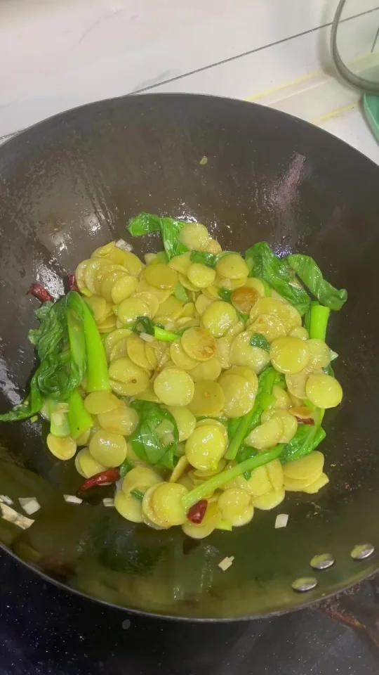 青菜炒绿豆饼