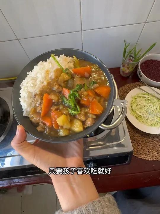 今日午餐:猪肉咖喱饭包菜沙拉酸奶 一直觉得这是咖喱最简单的做法,没有油烟,孩子也爱吃!拍视