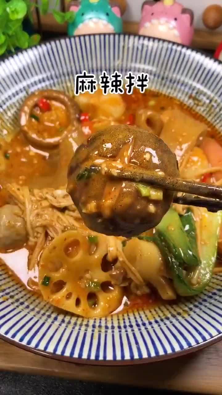 中午吃什么「自制麻辣拌」多久没吃麻辣拌了?做法简单,喜欢的食材煮一煮,这个配料太香了~不撑