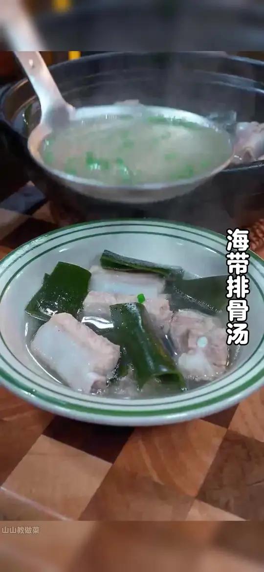 夏天孩子容易出汗,我每周都会做几次海带排骨汤,做法简单,好吃又营养