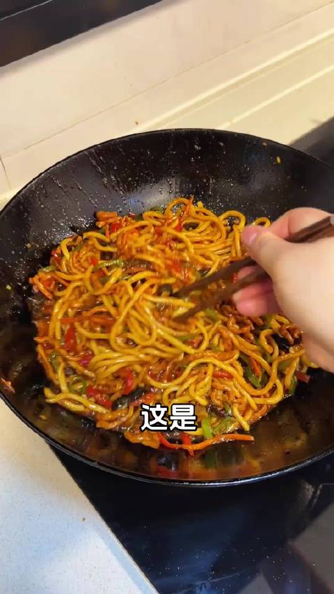 没胃口的时候一定要试试这个鱼香肉丝炒面,面条劲道鱼香