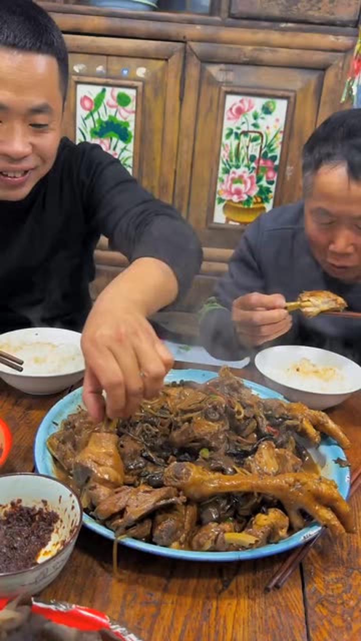 鲜嫩美味的红公鸡，让人垂涎三尺