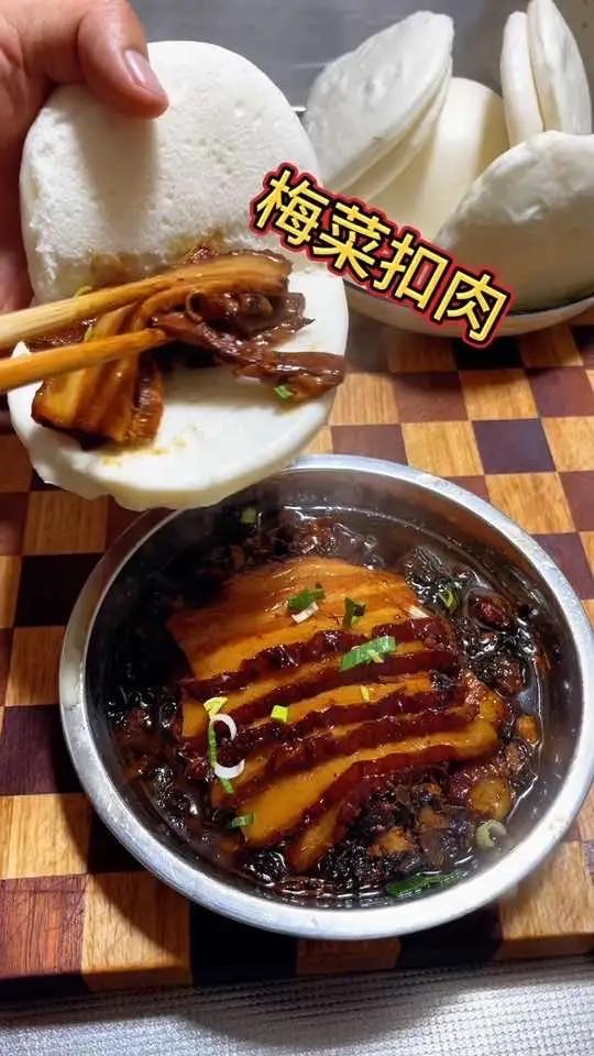 过年待客的餐桌上少不了这个，梅菜扣肉夹馍，下饭都不错，简单方便还好吃