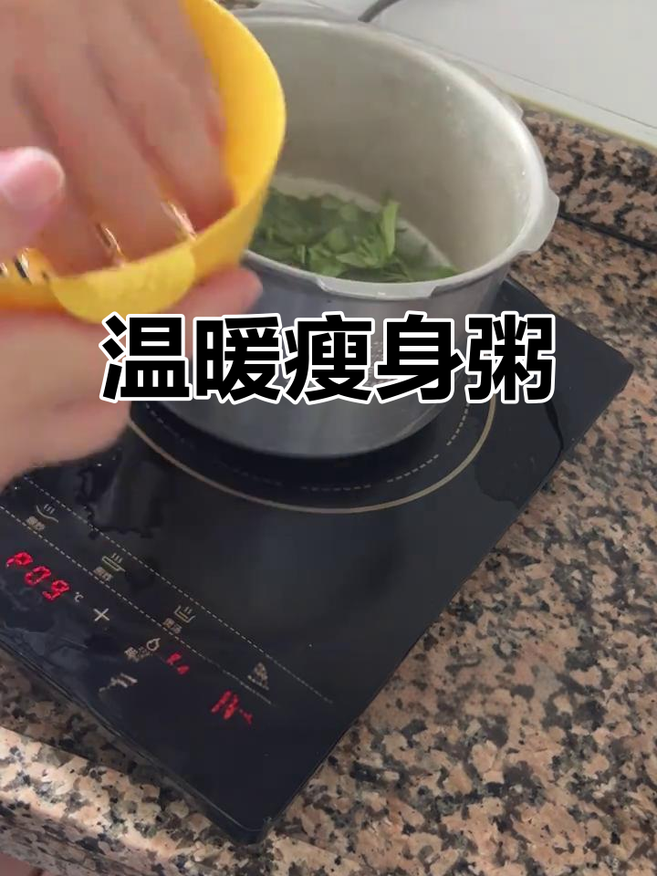 简单又暖心的青菜瘦肉粥，白粥与肉丝完美搭配