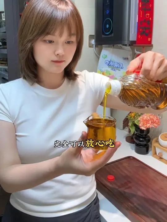 四川人爱吃菜籽油是有原因的，做菜香 颜色好看，家乡人菜籽油纯正浓香，耐高温适合爆炒，吃得安