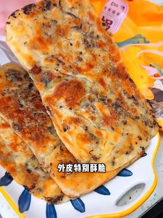 焦香酥脆的梅干菜锅盔在家几分钟就能搞定,煎出来酥脆咸香好吃还方便